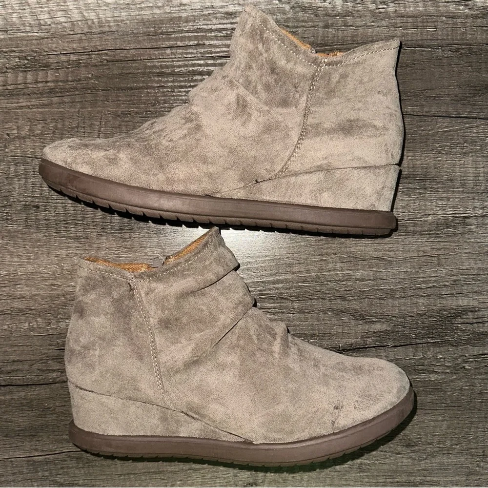 EuroSoft by‎ Sofft Jora Wedge Ankle Faux Suede Bootie Size 7.5 *FLAWS*